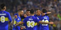 LOS ABRAZOS de todo Boca para el colombiano Villa, autor del primer gol 