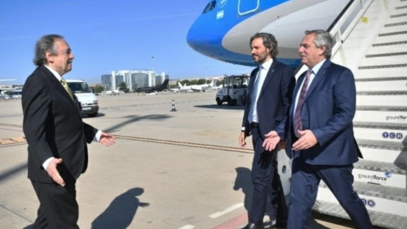 El Presidente llegó a Madrid: hoy se reúne con Pedro Sánchez y el rey Felipe