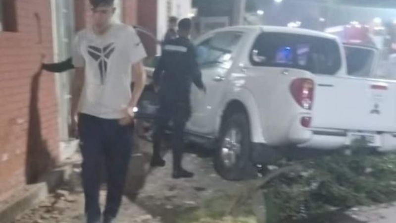 Conductor se estrelló contra una casa luego de chocar un auto