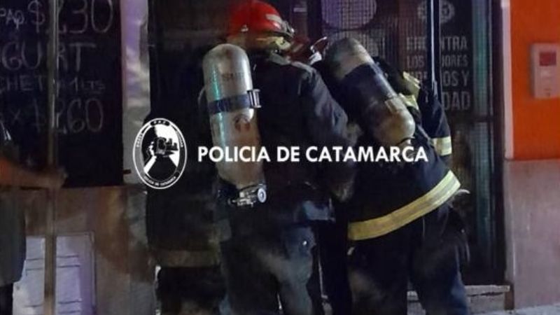 Policías sofocaron un incendio en un local comercial