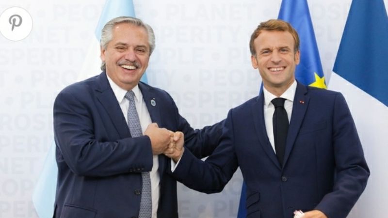 El Presidente llegó a Francia para reunirse con Macron