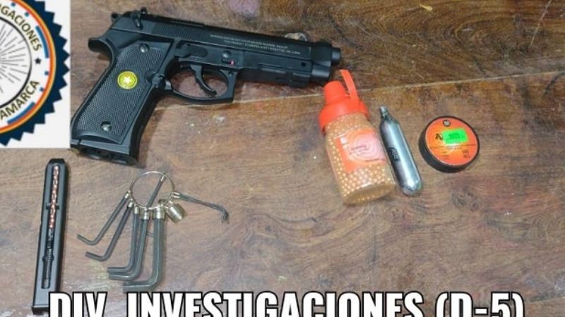 Policías secuestran un arma de aire comprimido