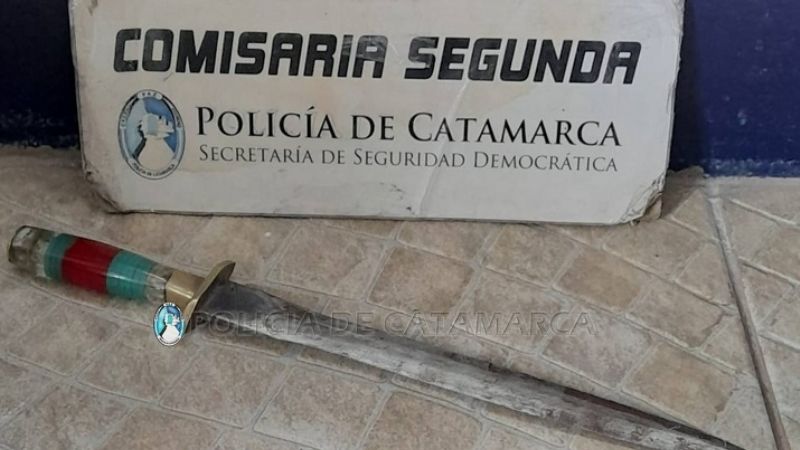 Amenazó a sus padres con una punta