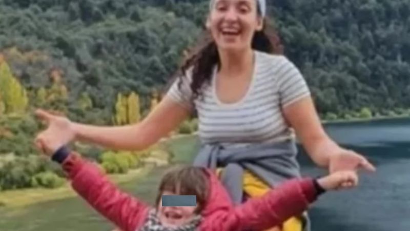 Desesperada búsqueda de un chico en un lago con un robot subacuático