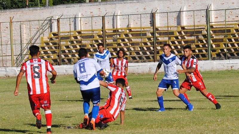 Vélez goleó 3-0 a Juventud y se anotó como escolta
