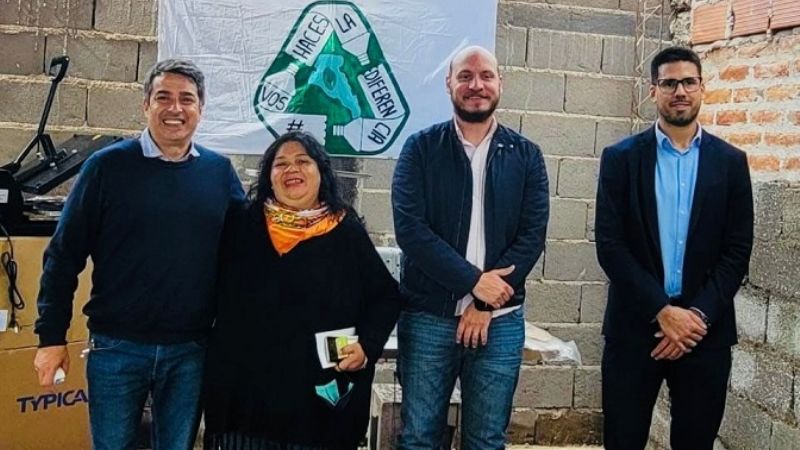 Fábrica hace tela con plásticos reciclados
