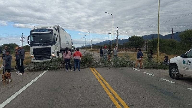 Pobladores de Nueva Coneta cortan Ruta Nacional 38