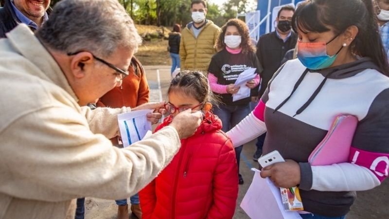 Alumnos de Valle Viejo recibieron sus anteojos del programa “Mirarnos”