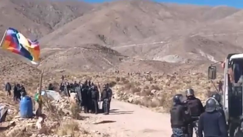 Nuevos enfrentamientos entre anti mineros y la policía