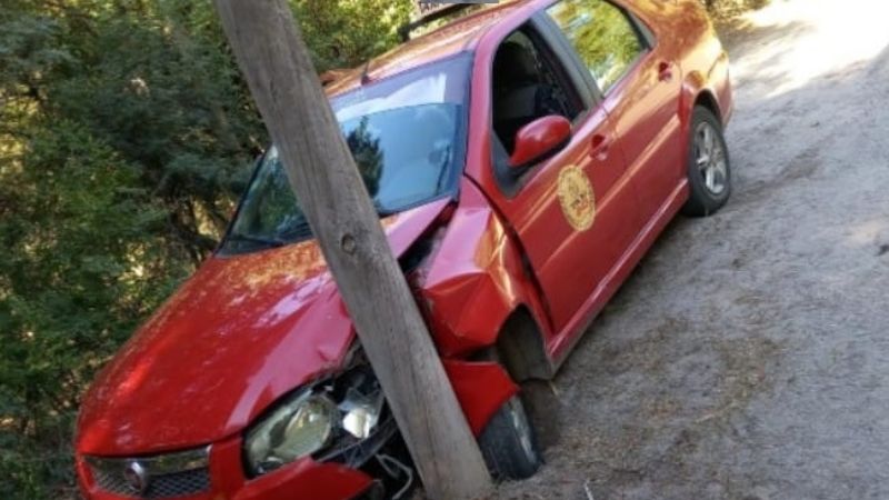 Taxista se estrelló contra un poste de luz