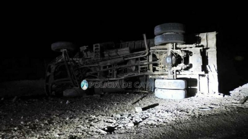 Un muerto al volcar un camión en Fiambalá