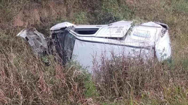 Dos heridos por vuelco en Paclín