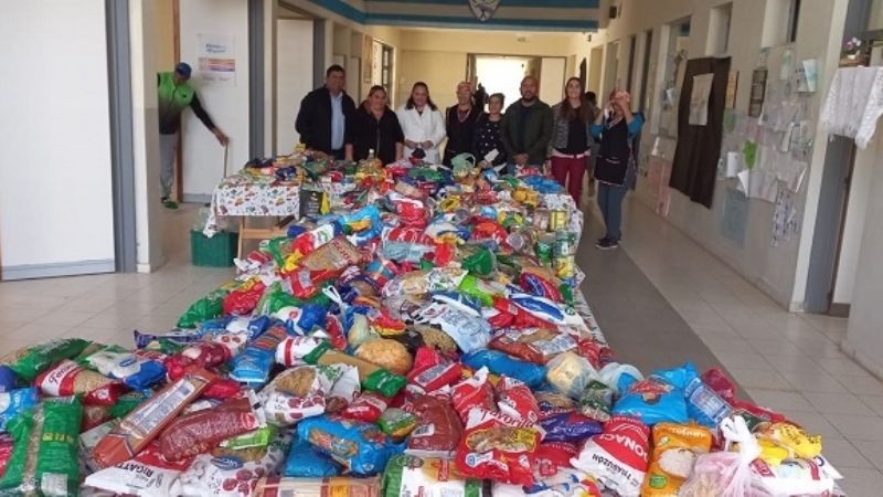 Entregan alimentos donados en presentación de buzos