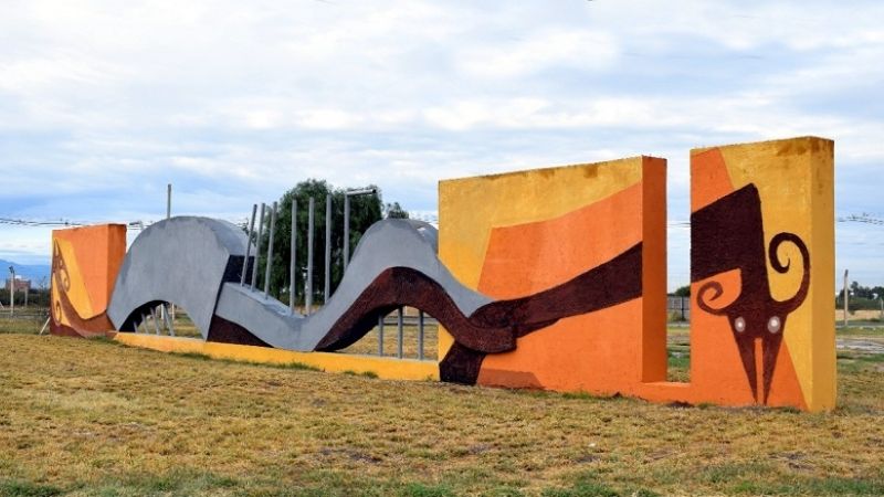 El artista Raúl Guzmán restauró sus obras del Predio Ferial Catamarca