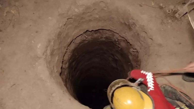 Un hombre topo cavó tanto que no pudo salir