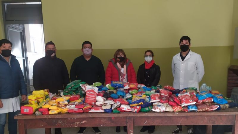 El Ministerio de Educación distribuyó alimentos donados durante la "presentación de buzos"