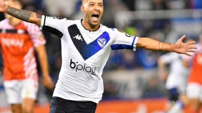 Vélez goleó a un Estudiantes repleto de suplentes y se metió en los octavos de final