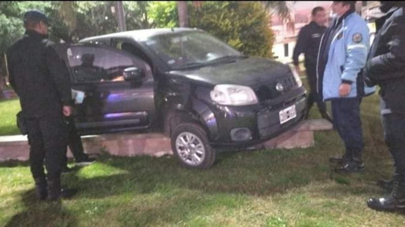 Alcoholizado, se subió con el auto a una plazoleta