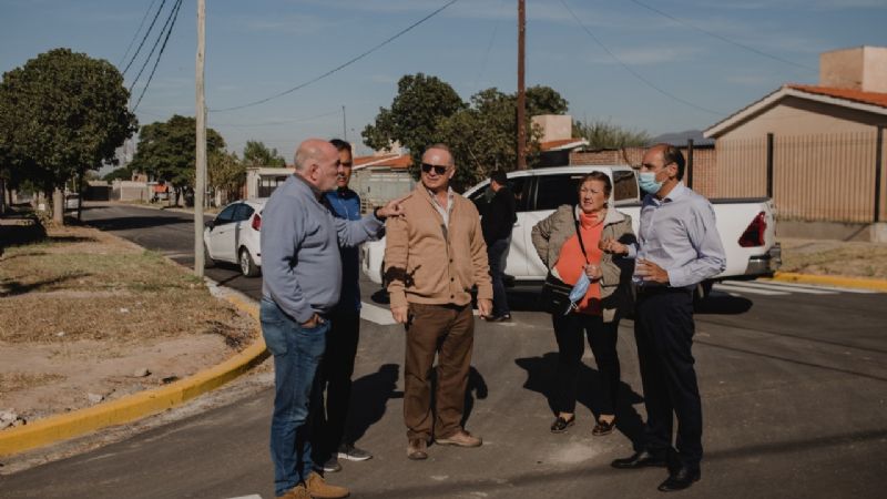 Gustavo visitó las obras de pavimentación en el Barrio 111 viviendas