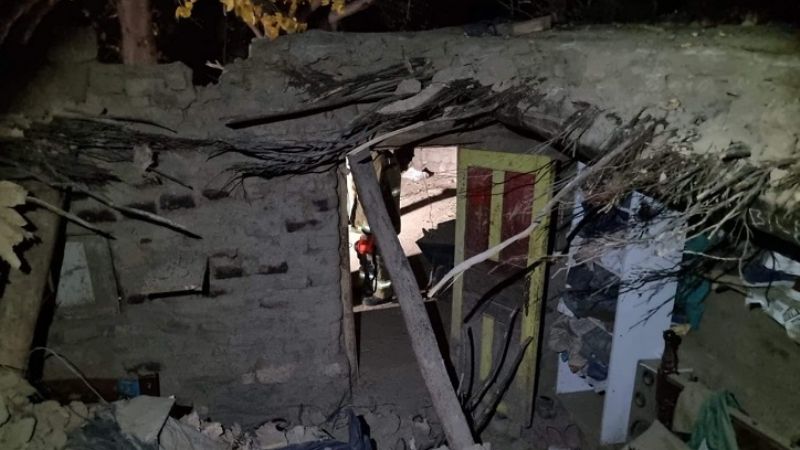 Se desplomó el techo de una precaria vivienda