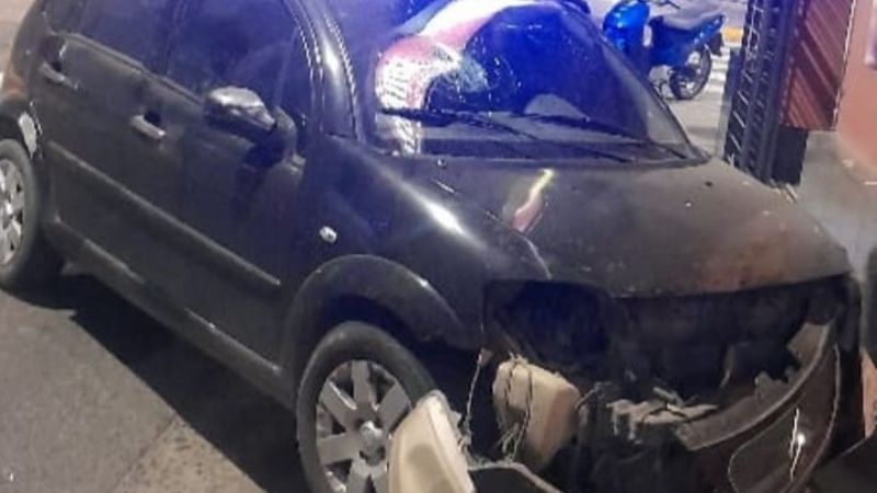 Embistió a un hombre y terminó en la vereda