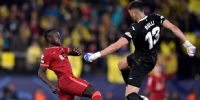 MANÉ elude al argentino Rulli, para marcar el tercero del Liverpool.
