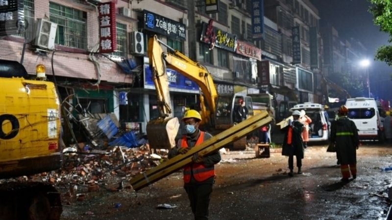 Sacan con vida a una mujer del edificio derrumbado en China y suman nueve los sobrevivientes