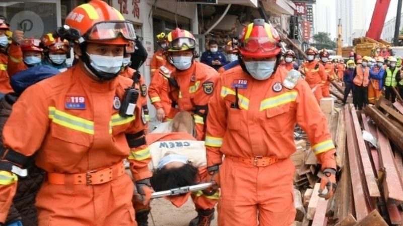 Sacan con vida a una mujer del edificio derrumbado en China y suman nueve los sobrevivientes