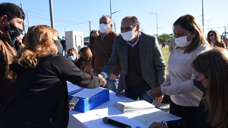Gustavo entregó escrituras a vecinos del Barrio San Antonio Sur
