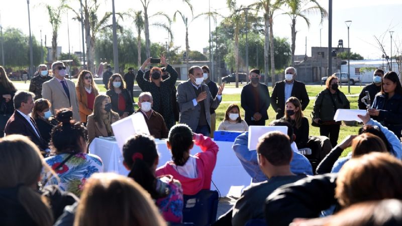 Gustavo entregó escrituras a vecinos del Barrio San Antonio Sur