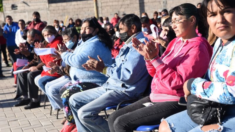 Gustavo entregó escrituras a vecinos del Barrio San Antonio Sur