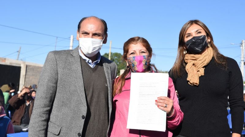 Gustavo entregó escrituras a vecinos del Barrio San Antonio Sur