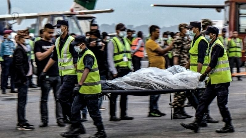 Escalaron kilómetros y durmieron en altura para rescatar a los cadáveres del avión estrellado