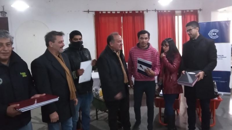 Familias reciben herramientas de trabajo y matrículas de cooperativas