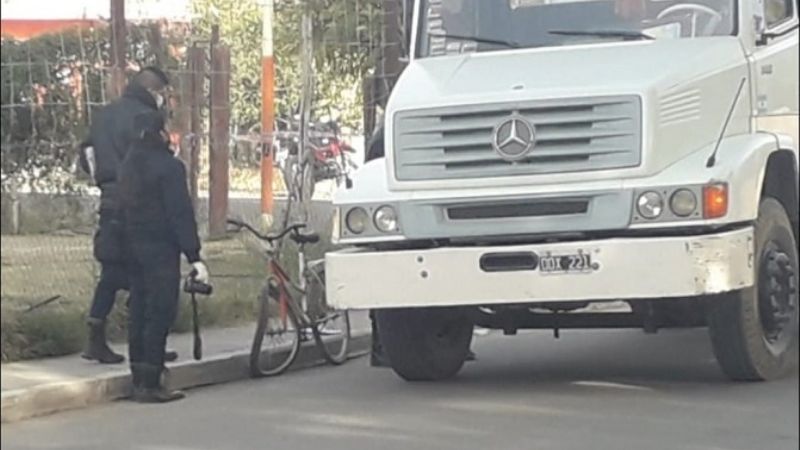 Ciclista fue embestido por un camión y murió