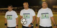 MARTÍN BARRIONUEVO y sus auxiliares con la camiseta en homenaje al 