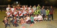 CAMPEONES. El plantel de Villa Dolores en su formación de esta noche ante Juventud Unida de La Falda.