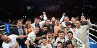 HAY EQUIPO. Dmitry Bivol rodeado por el equipo que lo asistió en su hazaña en Las Vegas, EE.UU.