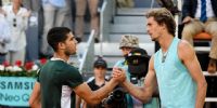 CARLITOS ALCARAZ saludando a su vencido de hoy, el gigante alemán Alexander Zverev, Nro.3 del mundo.
