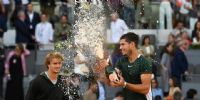 A DESCORCHAR CARLITOS el sabroso champagne, tras la espléndida victoria 6-1 y 6-3 sobre Alexander Zverev.