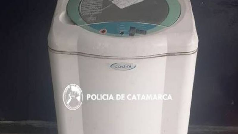 Robó cascos de motos y salió corriendo