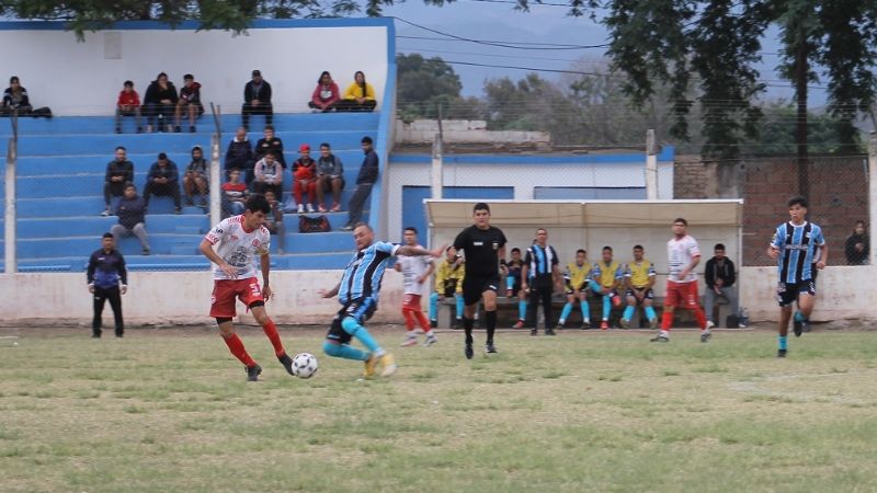 Ateneo arrimó a los de arriba y hundió al “Rojito”