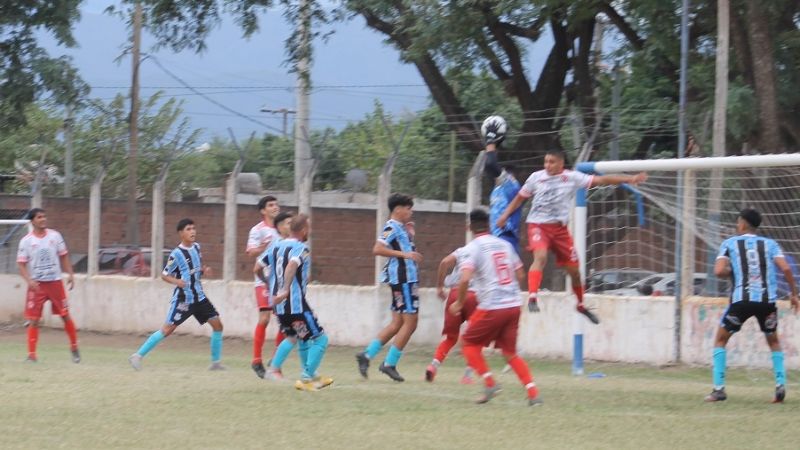 Ateneo arrimó a los de arriba y hundió al “Rojito”