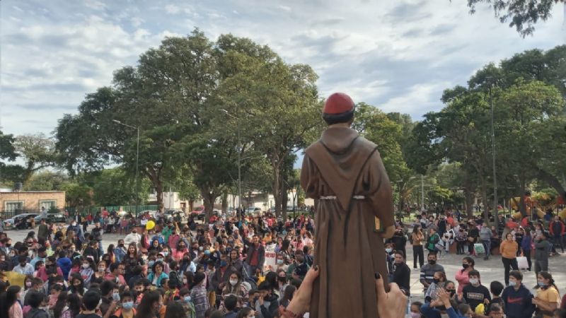 Con una alegre peregrinación los jóvenes honraron al Beato Fray Mamerto Esquiú