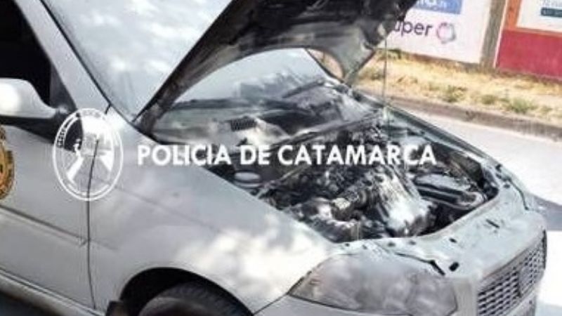 Motor de un taxi se prendió fuego