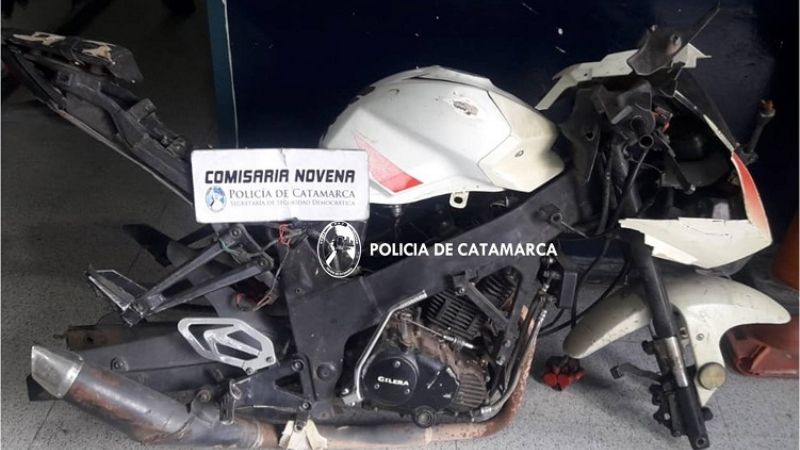 Le robaron la moto y la encontró desarmada en un descampado