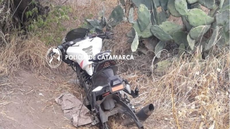 Le robaron la moto y la encontró desarmada en un descampado