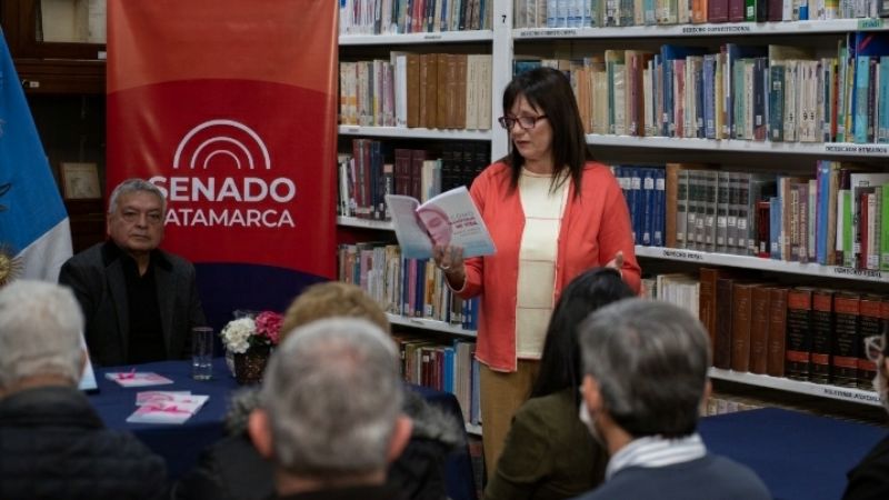 La autora María Marta Cantarell presentó su libro en la biblioteca del Senado