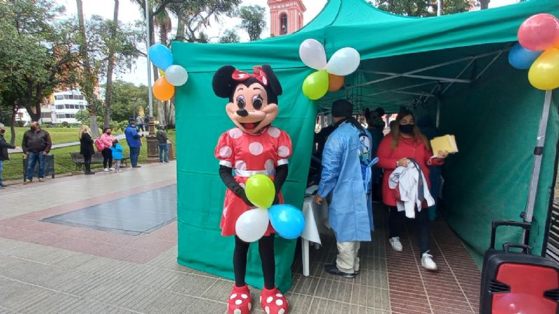 Michey y Minnie esperaron a los peques que fueron a vacunarse