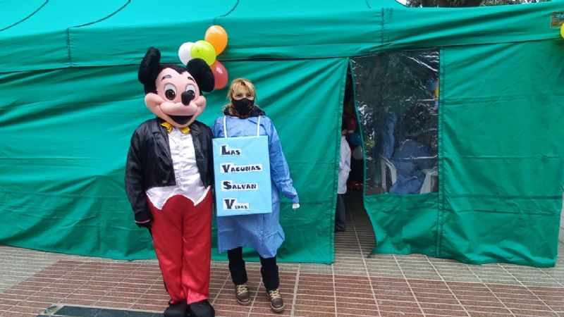 Michey y Minnie esperaron a los peques que fueron a vacunarse